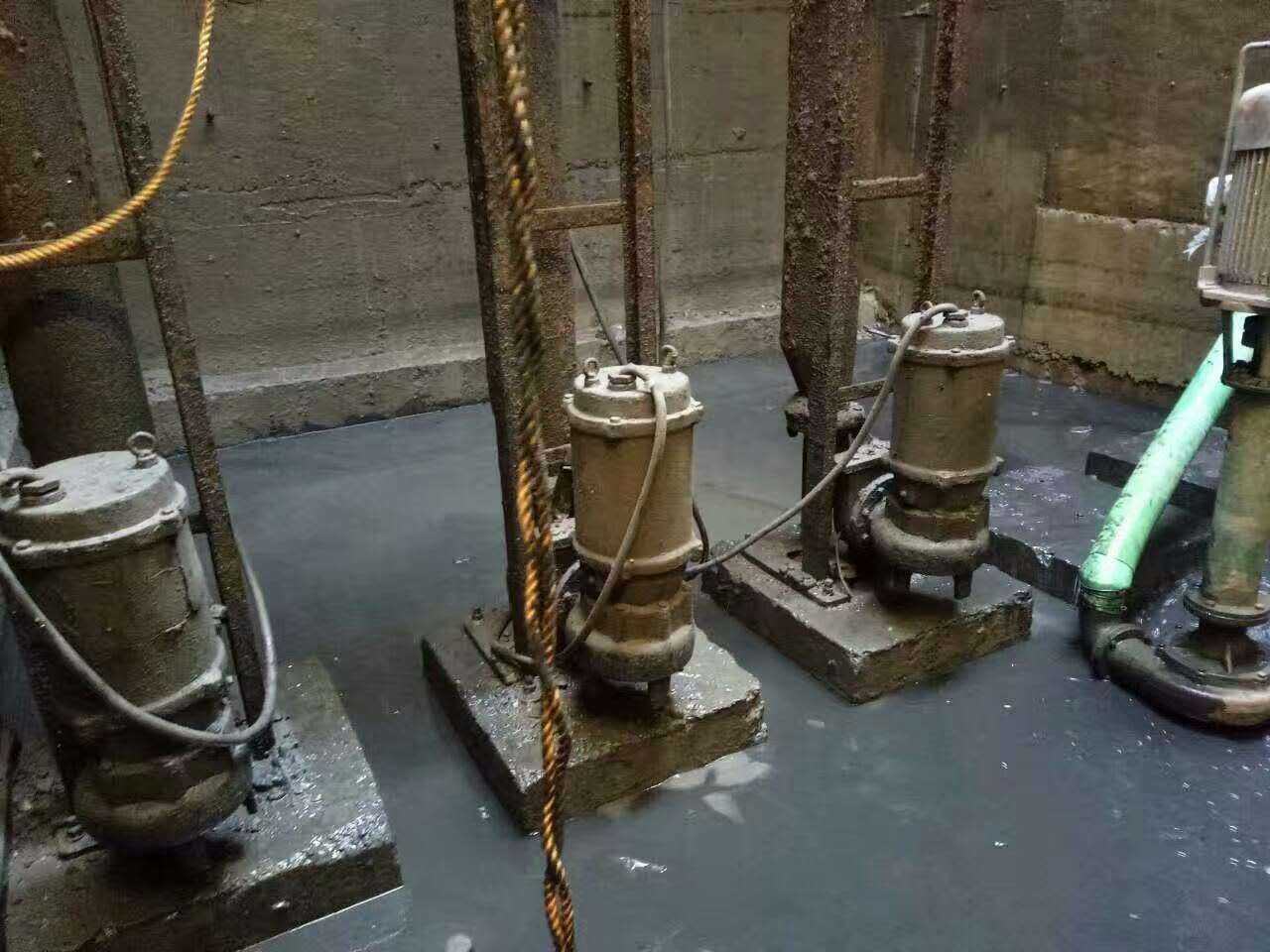 沙河污水池清理