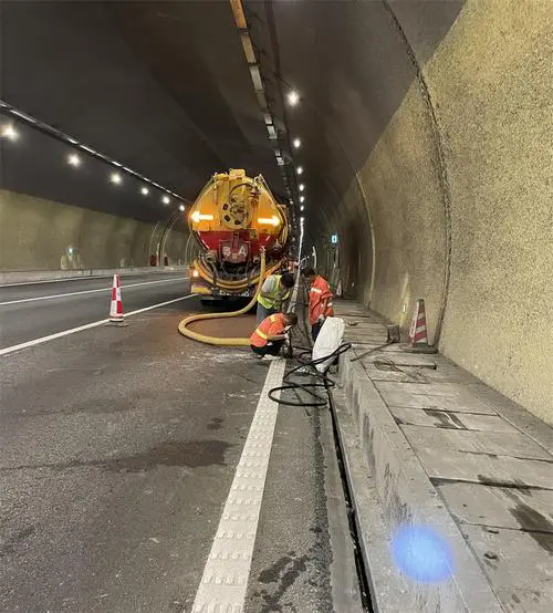 沙河隧道排水渠清淤